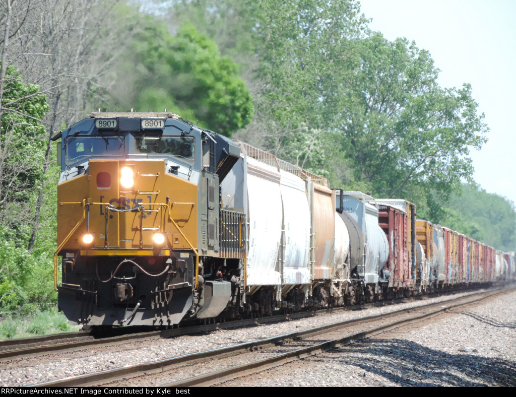 CSX 8901 on Q363